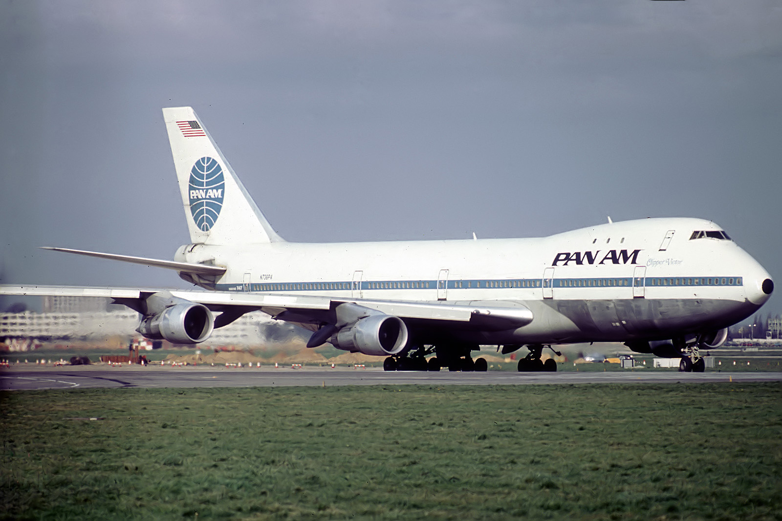 Boeing 747 de la Pan Am au sol sur l'aéroport de Heathrow.