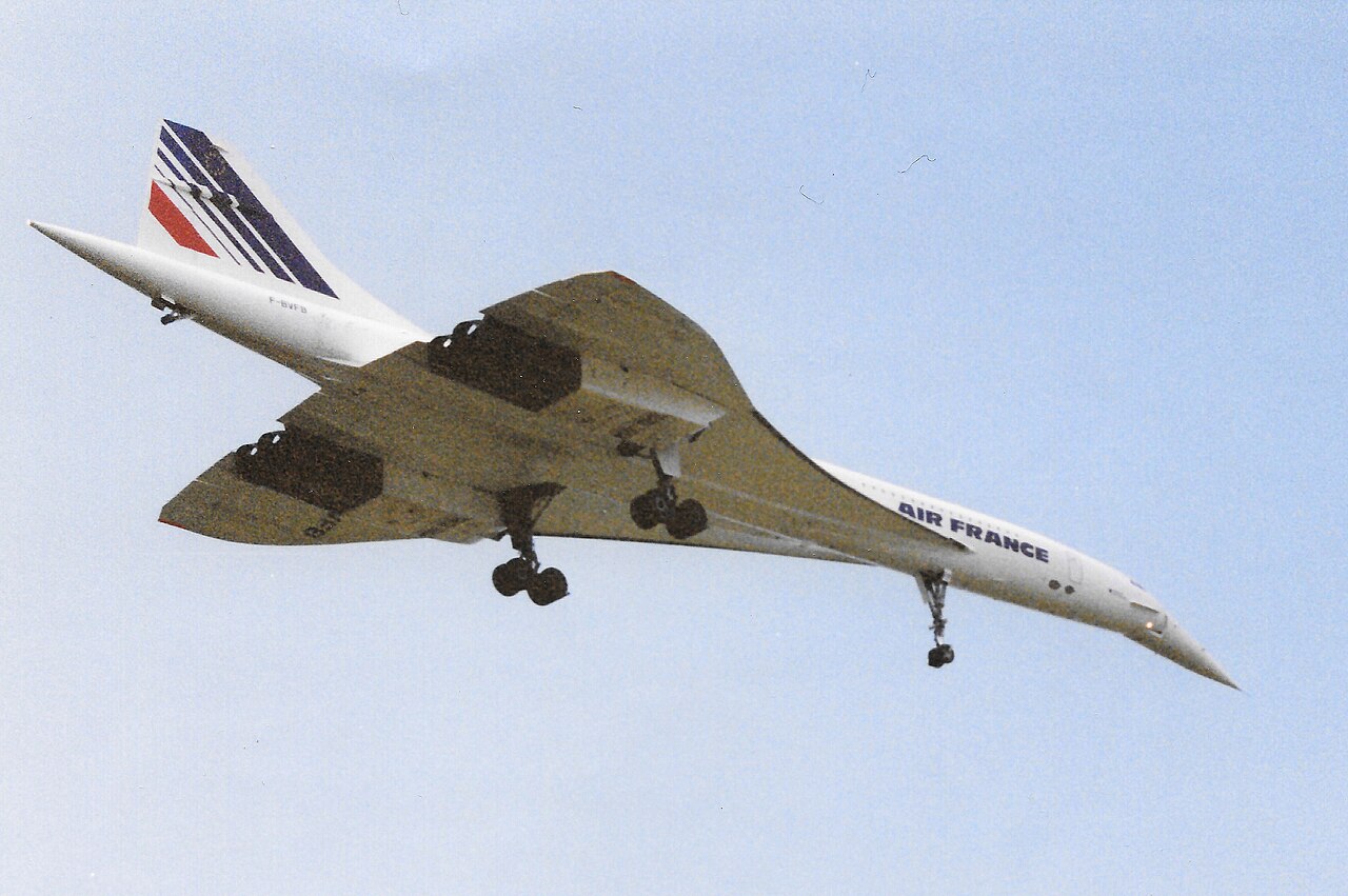 Concorde d'Air France, nez abaissé, aile en delta visible.