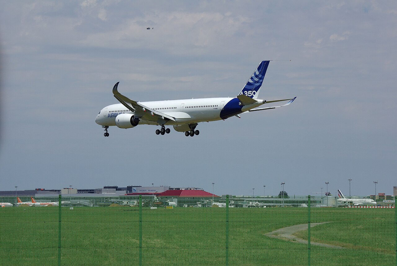Photographie — L'A350 atterrit après son premier vol, Toulouse, 14 juin 2013