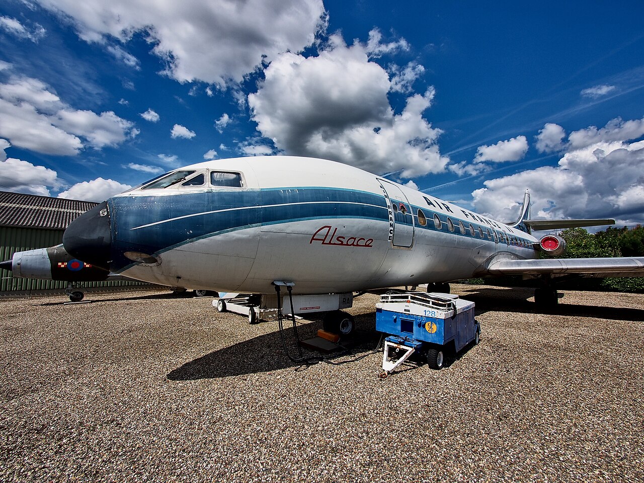 Biréacteur Caravelle aux couleurs d'Air France, moteurs à l'arrière du fuselage.