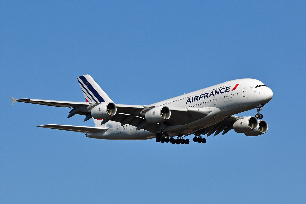 Airbus A380 d'Air France en vol, train d'atterrissage sorti, sur fond de ciel.