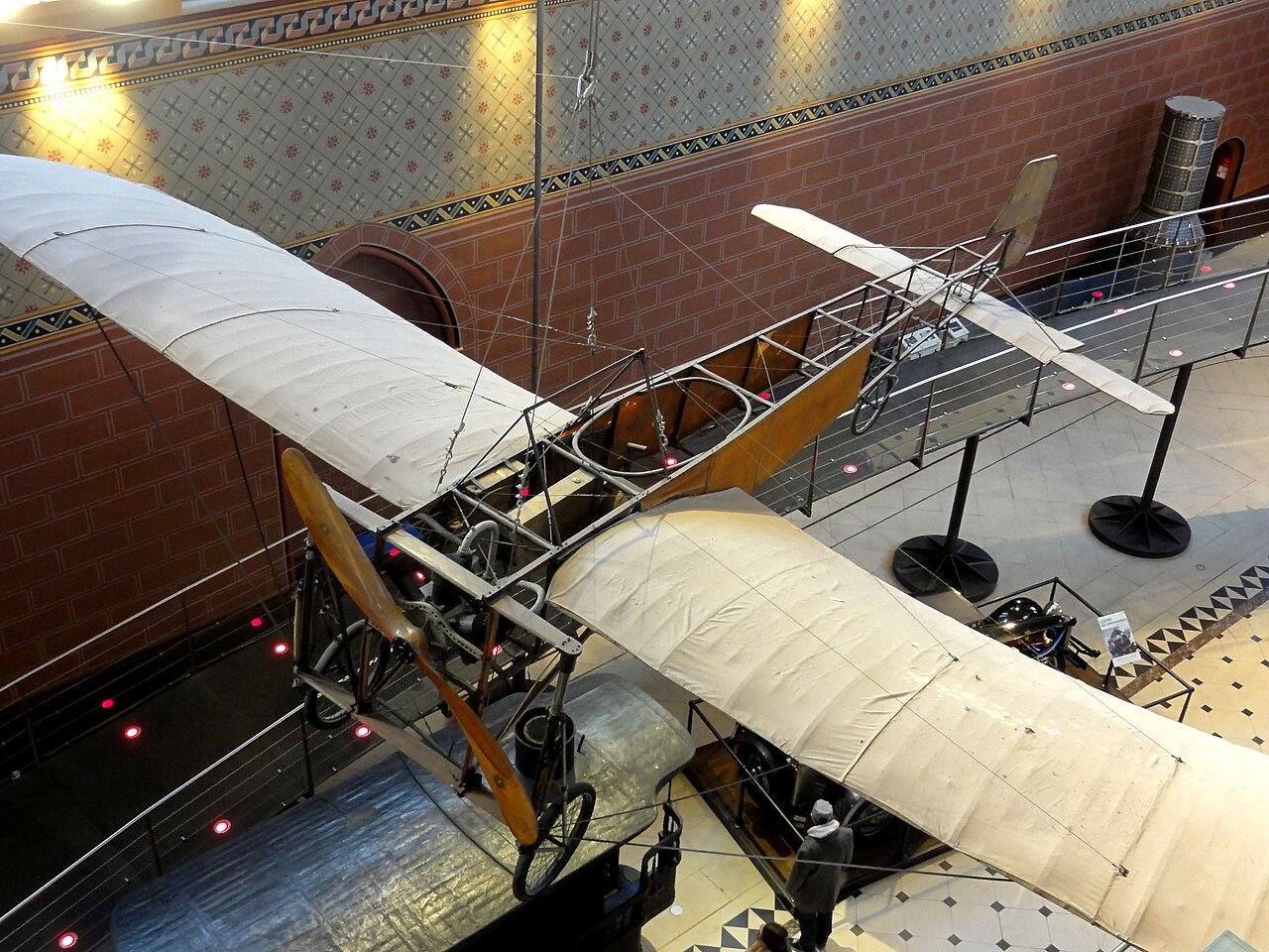 Monoplan Blériot XI en bois et toile suspendu dans une salle de musée.